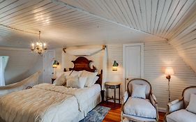 Fairytale Loft Suite 1 Bed, 1 Bath Luxury Apartment In Downtown Belmont